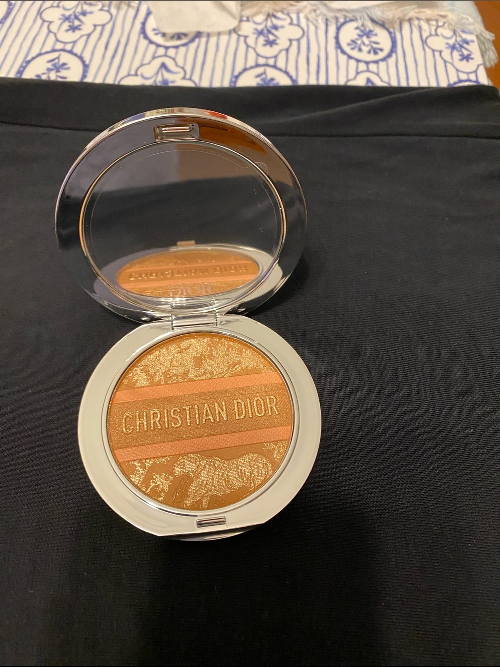 Limited Edition Dior Shimmering Coral
Bronze Illuminating Powder Compact